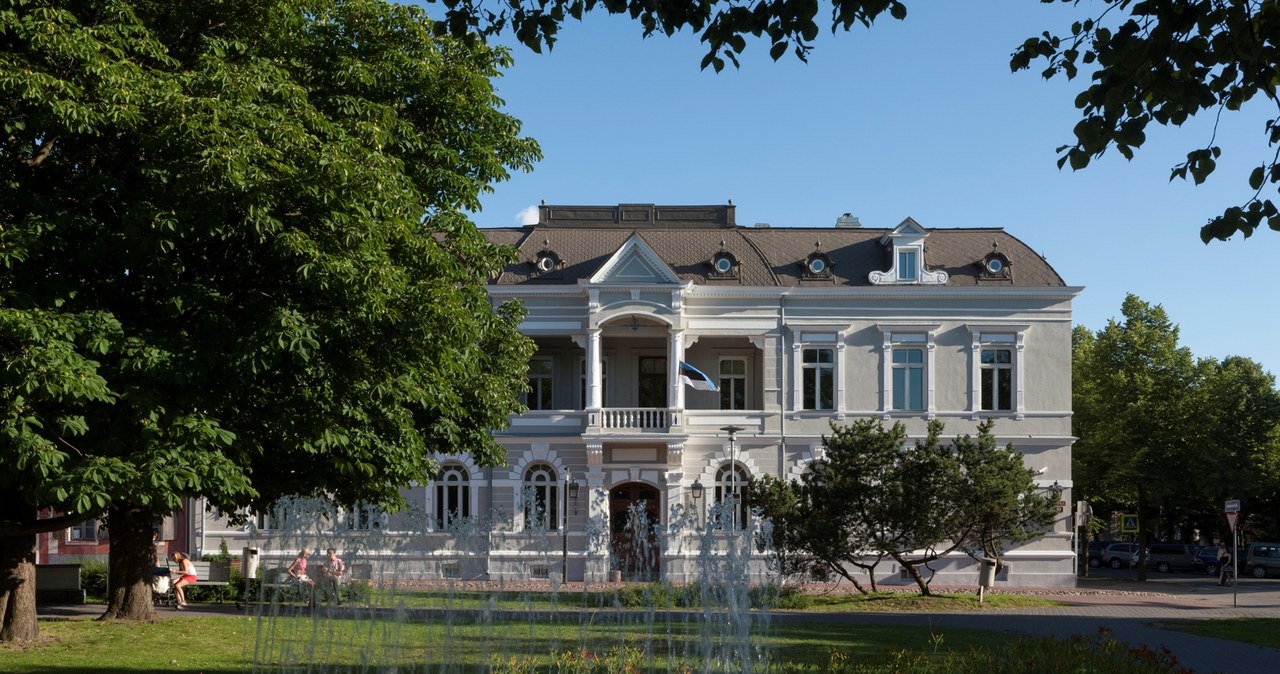 Wąskie uliczki, secesyjne kamienice i liczne zabytki tworzą w Pärnu wyjątkowy klimat. /East News