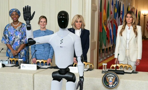 Waszyngton: Melania Trump weszła z robotem. Marta Nawrocka z apelem
