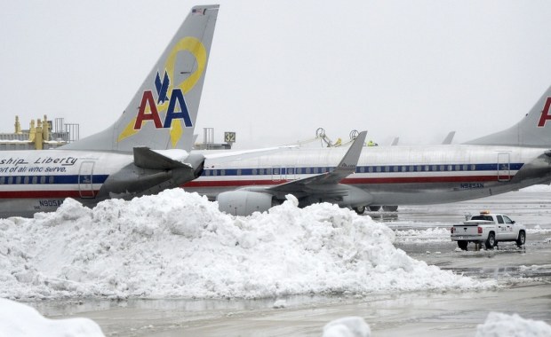 Waszyngton odkopuje się ze śniegu. Startują już samoloty