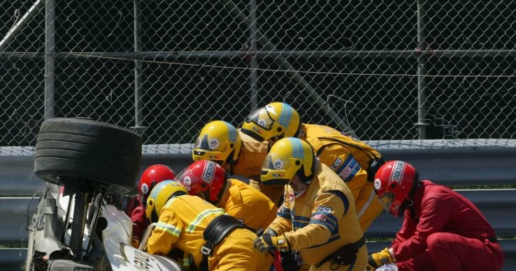 Watkins był twórcą standardów bezpieczeństwa w F1. Na zdjeciu akcja ratowania Kubicy po koszmarnym wypadku w Montrealu /AFP