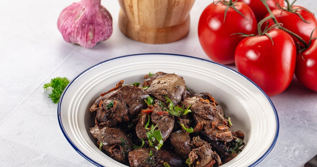 Wątróbka najczęściej staje się gorzka lub twarda z powodu niewłaściwego czyszczenia, błędnego solenia oraz zbyt długiego smażenia. /andreyst /123RF/PICSEL