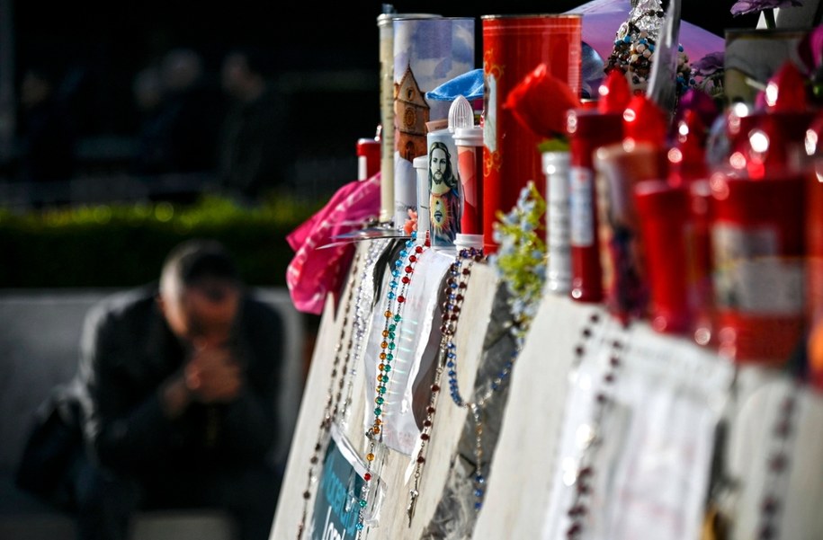 Watykan, 3 marca, ludzie modlą się przed szpitalem, w którym przebywa papież Franciszek /	RICCARDO ANTIMIANI /PAP