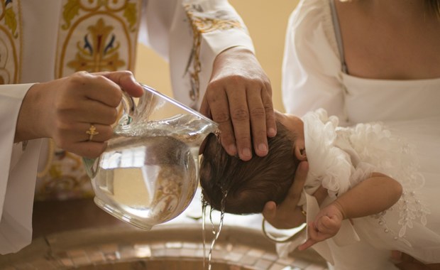 Watykan: Homoseksualiści mogą być rodzicami chrzestnymi