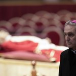 Watykan: Książka abpa Gaensweina ujawnia kontrowersyjne sekrety