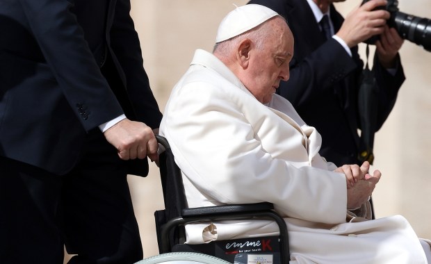 ​Watykan: Papież chodzi o lasce, porusza się na wózku. Przyjął też gości
