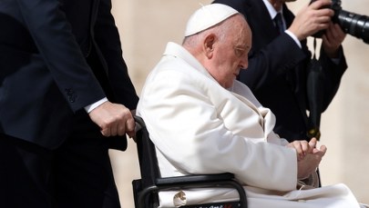 ​Watykan: Papież chodzi o lasce, porusza się na wózku. Przyjął też gości