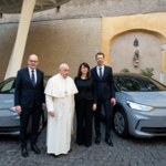 Watykan przechodzi na prąd. Papież Franciszek wymienia flotę na “elektryki”