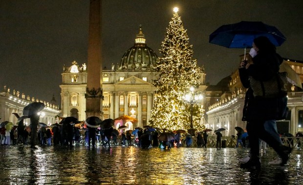 Watykan w atmosferze Bożego Narodzenia. Zapalono lampki na choince