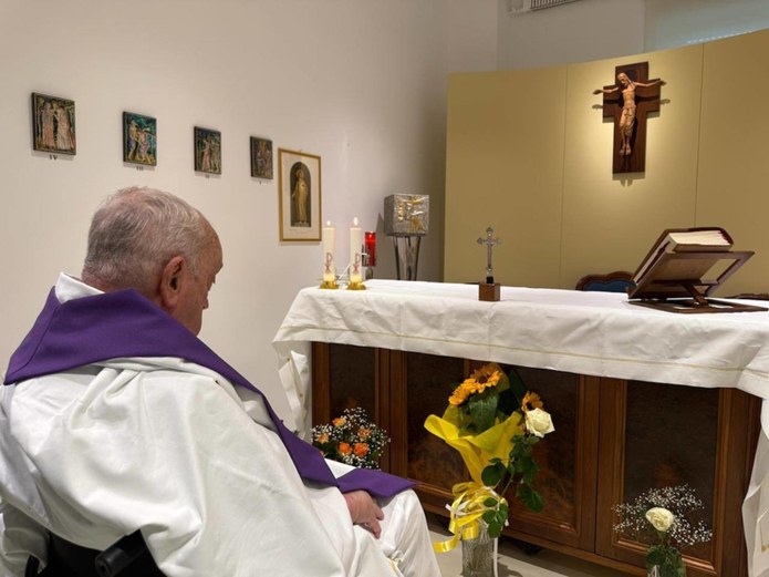 Watykan w niedzielę opublikował pierwsze zdjęcie papieża Franciszka od czasu hospitalizacji /HOLY SEE PRESS OFFICE / HANDOUT /PAP/EPA