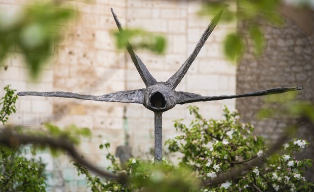 Wawel ożywiony sztuką. Rzeźby Abakanowicz w plenerze