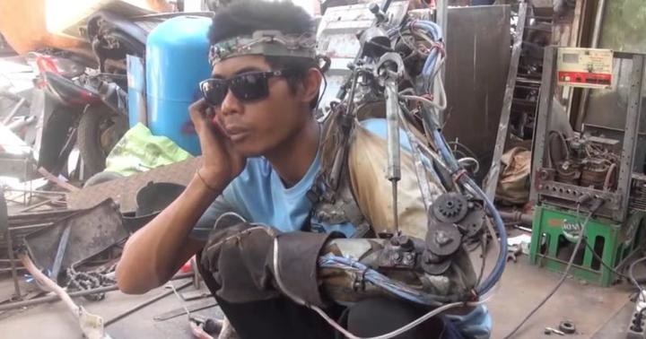 Wayan Sumardana samodzielnie zbudował bioniczne ramię /YouTube