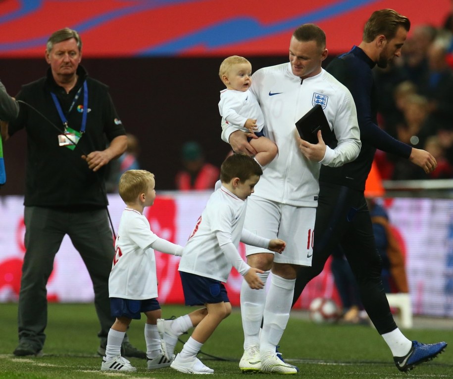 Wayne Rooney z dziećmi /KIERAN GALVIN /PAP/EPA