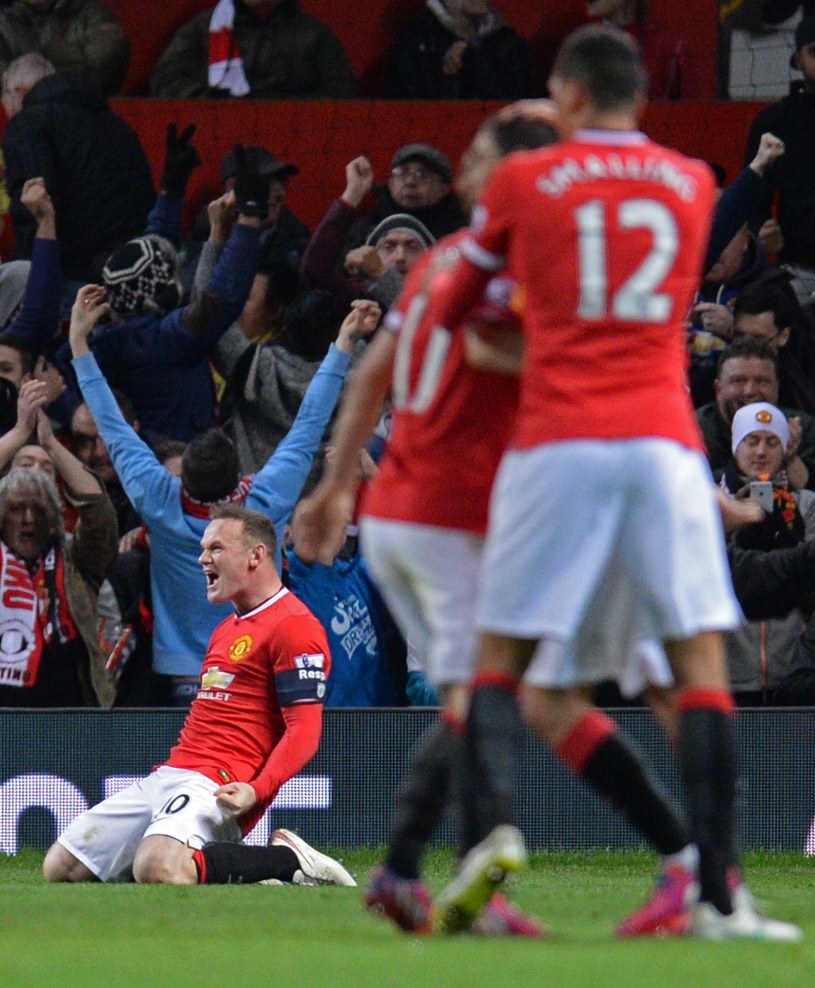 Wayne Rooney (z lewej) cieszy się po pokonaniu Wojtka Szczęsnego. /AFP