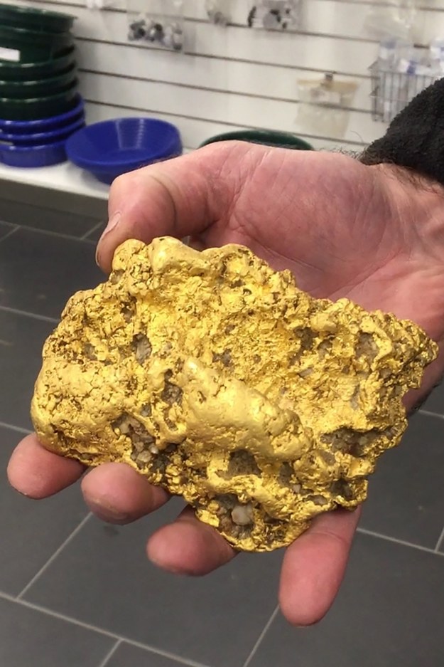 Ważąca 2 kg bryła złota /MINELAB ELECTRONICS  /PAP/EPA