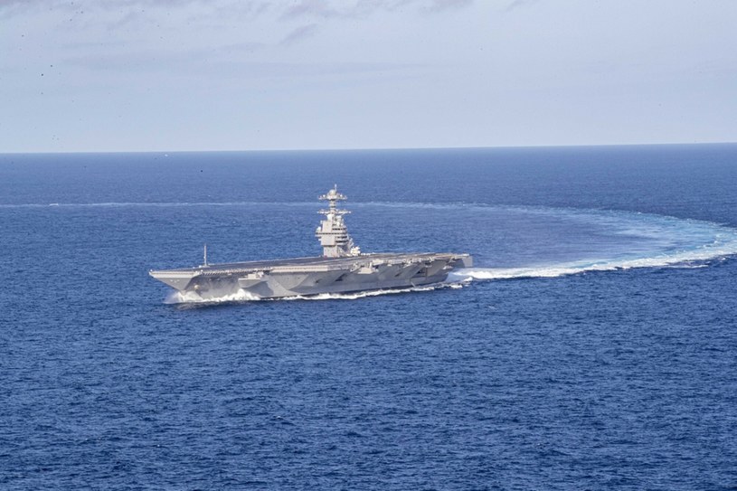 Ważący 100 000 ton okręt wojenny USS Gerald R. Ford wykonuje szybkie skręty /Chief Petty Officer RJ Stratchko/Cover Images /East News