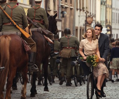 Ważną rolą w filmografii aktorki jest też kreacja w serialu "Rojst". Wichłacz zagrała  Teresę - żonę głównego bohatera, dziennikarza Piotra Zarzyckiego (w tej roli Dawid Ogrodnik).

Aktorka ujawniła, że był to tak naprawdę pierwszy wygrany przez nią casting.

- Historia tej współpracy jest dość niesamowita, bo scenariusz "Rojsta" był bardzo długo w rękach reżysera, Jana Holoubka. Pamiętam, że Jasiek castingował mnie już kilka lat temu do tego projektu i to był pierwszy wygrany przeze mnie casting. Miałam chyba 15 lat. Jednak czas mijał i nie sądziłam, że jeszcze znajdę się w tym projekcie. Gdy [wreszcie] dostałam telefon, że ponownie trwają castingi do tej historii i reżyseruje Jan, bardzo chciałam się w nim znaleźć. Oczywiście byłam brana pod uwagę już do innej roli, ale nadal uważam, że to wspaniałe, iż po tylu latach spotkałam się z Janem przy tym konkretnym projekcie - Wichłacz mówiła w rozmowie z Interią.

Obecność wśród Europejskich Gwiazd Jutra zaowocowała zagranicznymi propozycjami. W serialu BBC "Świat w ogniu" Zofia Wichłacz zgrała Kasię, która jest główną postacią polskiego wątku. Aktorka wystąpiła także w duńskim serialu "DNA".

- Jeżeli dalej uda mi się pracować za granicą, to wspaniale. Jeżeli następny film zrobię w Polsce - to też będzie dobrze. Nie ograniczam się, nie postanawiam niczego specjalne. Chcę grać dalej za granicą, ale wszystko to wymaga wielkiej pracy, szczęścia i bycia w dobrym miejscu w dobrym czasie. To zależy od wielu czynników, a czy się uda? Zobaczymy - mówi Wichłacz.