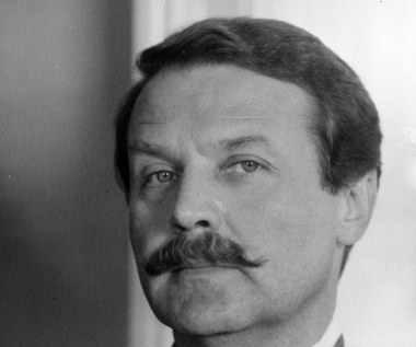 Ważną rolą w filmografii Leonarda Pietraszaka pozostaje też kreacja pułkownika Wacława Waredy w serialu "Kariera Nikodema Dyzmy" (na zdjęciu).

Aktora oglądaliśmy też m.in. w "Kronice wypadków miłosnych" Andrzeja Wajdy (pułkownik Nałęcz), "Kingsajzie" Juliusza Machulskiego (Kramerko) oraz "Złocie dezerterów" Janusza Majewskiego (rotmistrz "Leliwa"). 