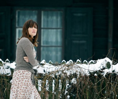 Ważną rolę w filmografii Emmanuelle Seigner zajmuje rola w uhonorowanym Nagrodą Specjalną Jury na festiwalu w Wenecji filmie Jerzego Skolimowskiego "Essential Killing". Była to opowieść o mężczyźnie z Afganistanu (Vincent Gallo), który - po zabiciu trzech amerykańskich żołnierzy - zostaje przez Amerykanów wzięty do niewoli. Jako więzień, mężczyzna jest przewożony do Europy Środkowo-Wschodniej, gdzie ma być przesłuchiwany. Ucieka z konwoju i - ścigany - podejmuje walkę o własne życie.

Seigner zagrała kobietę, która udziela pomocy rannemu i wyczerpanemu z głodu zbiegowi.