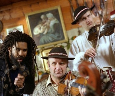 Ważną rolę w "Girl Guide" odgrywała też muzyka w wykonaniu zespołu Piersi oraz kapeli góralskiej Trebunie Tutki, występującej wspólnie z rastafariańską grupą reggae Twinkle Brothers z Jamajki.