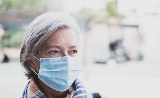 ​Ważna zmiana dla seniorów zakażonych koronawirusem