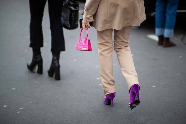 Ważne, aby do spodni dobierać odpowiednie buty. Dopełniają stylizację i nasz look /Getty Images