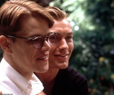 Ważne miejsce w filmografii Damona zajmuje tytułowa rola w ekranizacji powieści Patricii Highsmith "Utalentowany pan Ripley" (1999).

Obraz Anthony'ego Minghelli był nową wersją francusko-włoskiego filmu w reżyserii Rene Clementa, w którym w postać Toma Ripleya wcielił się sam Alain Delon.

 

 

 