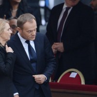 Premier Donald Tusk z żoną Małgorzatą przed mszą kanonizacyjną na Placu św. Piotra w Watykanie