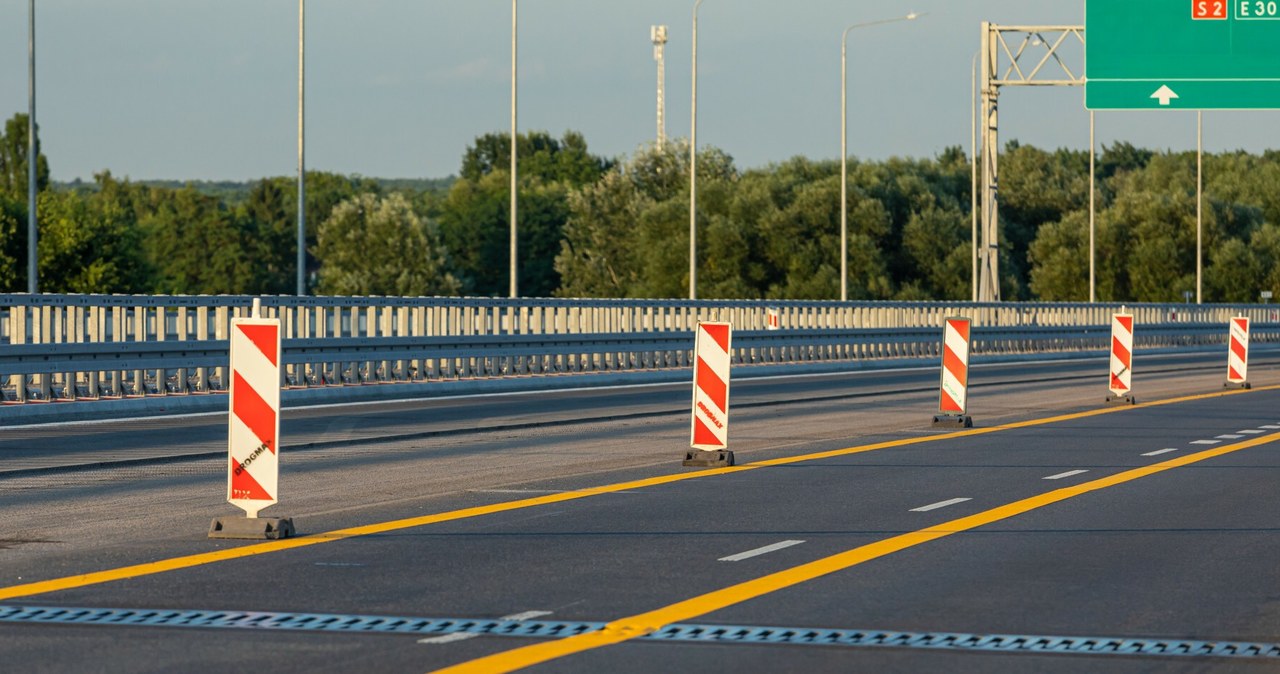 Ważniejsze są żółte czy białe linie na drodze? / Arkadiusz Ziolek /East News