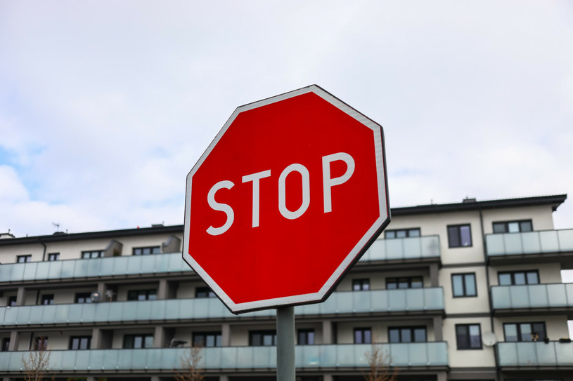 Ważniejszy jest znak STOP czy znak ustąp? Kto ma pierwszeństwo? /Adam Burakowski /East News