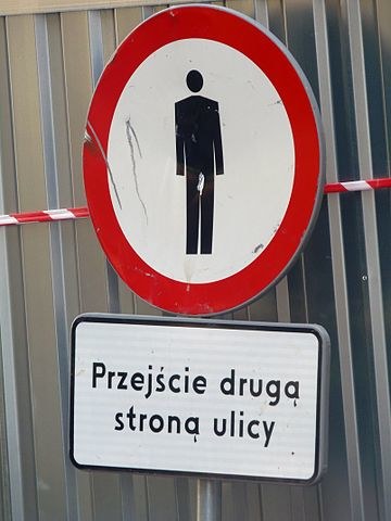 Ważny dla dzieci znak zakazu ruchu pieszego. /Domena publiczna /Wikimedia