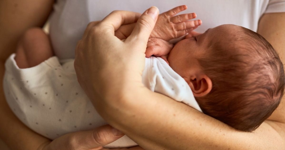 Ważnym elementem rehabilitacji u wcześniaków jest również noszenie, karmienie oraz codzienny masaż /123RF/PICSEL