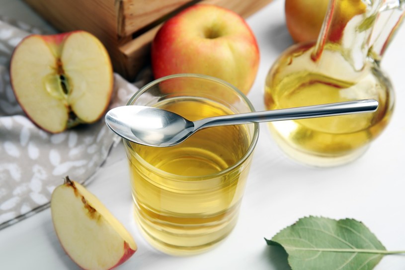 Ważnym składnikiem leczniczej mikstury jest ocet jabłkowy /123RF/PICSEL