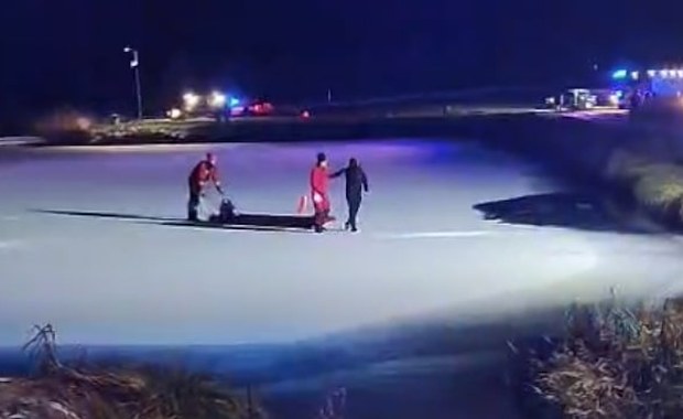 Wbiegł na kruchy lód, uciekając przed policją. NAGRANIE