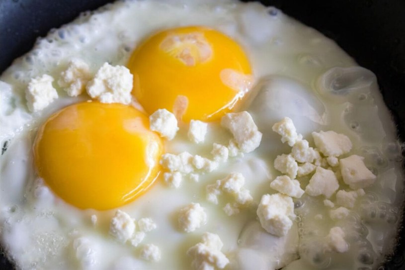 Wbij jajko bezpośrednio na ser. Już nigdy nie zrobisz klasycznej jajecznicy