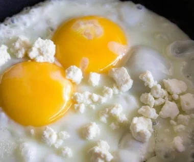 Wbij jajko bezpośrednio na ser. Już nigdy nie zrobisz klasycznej jajecznicy