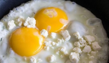 Wbij jajko bezpośrednio na ser. Już nigdy nie zrobisz klasycznej jajecznicy