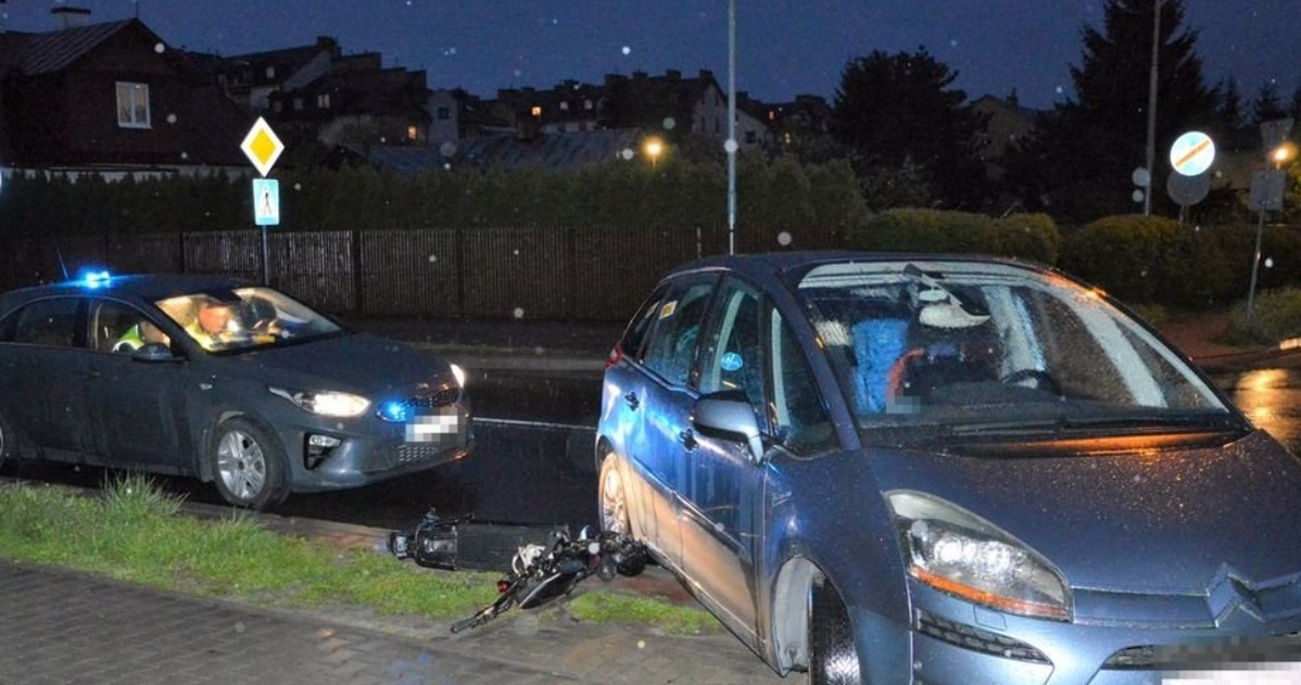 Wbił się hulajnogą w skręcający samochód /Policja