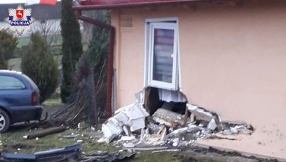 ​Wbił się samochodem w dom. Za ścianą spali ludzie