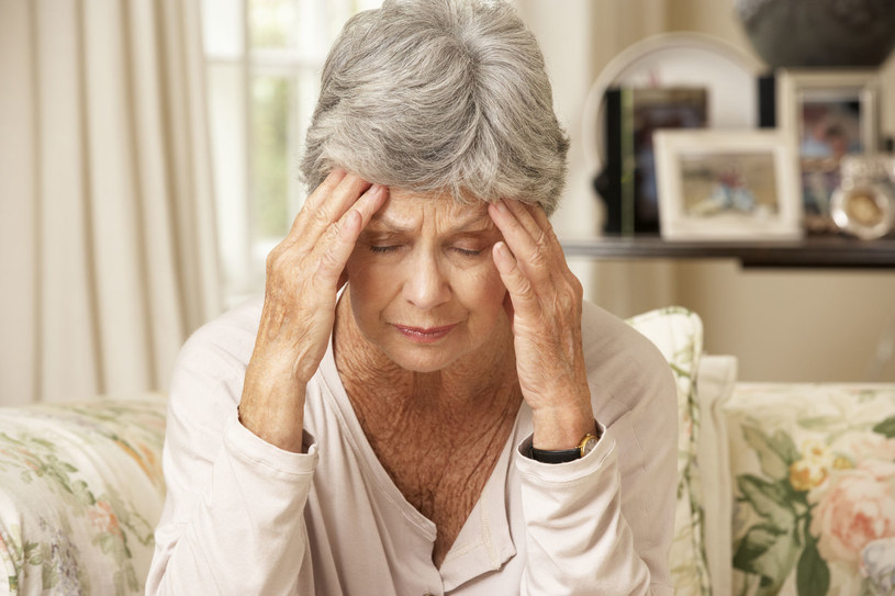 Wbrew popularnym przekonaniom, mocny ból głowy nie jest objawem udaru mózgu /123RF/PICSEL