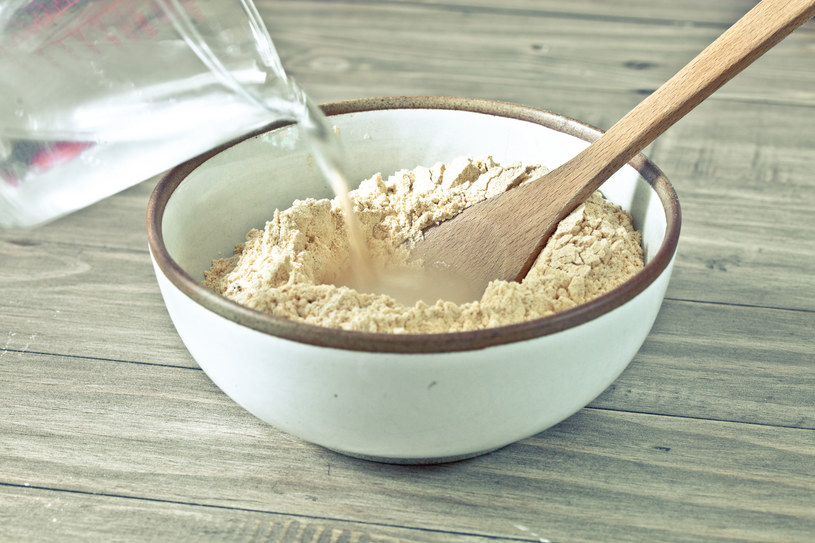 Wbrew pozorom biała mąka ma wpływ na nasze zdrowie i wcale nie jest on pozytywny /123RF/PICSEL