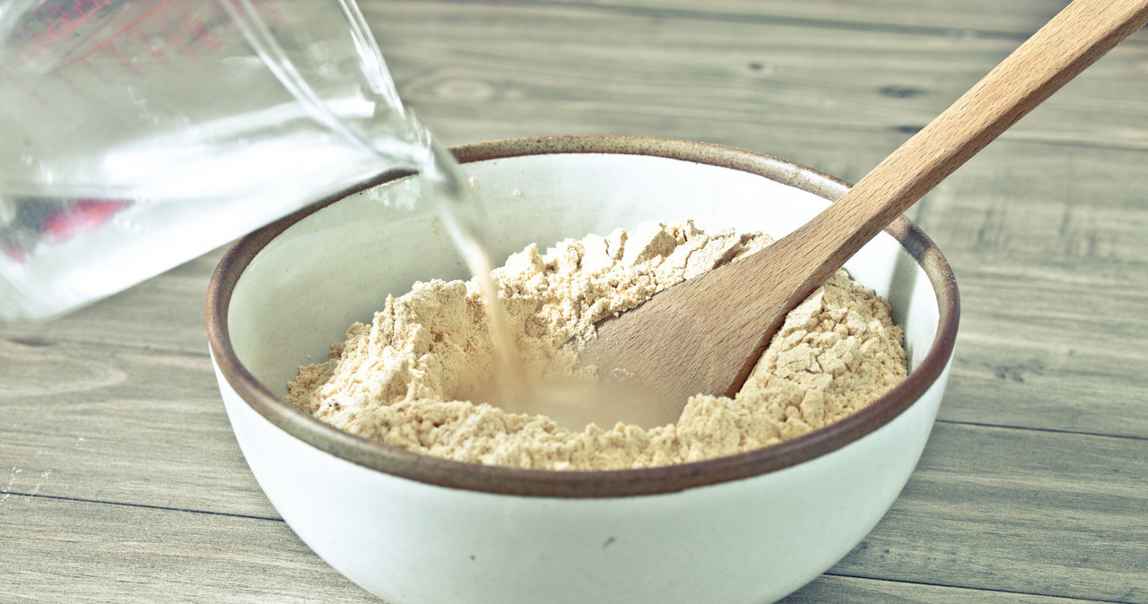Wbrew pozorom biała mąka ma wpływ na nasze zdrowie i wcale nie jest on pozytywny /123RF/PICSEL