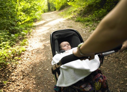 Wbrew pozorom łatwiej wyjść na spacer z niemowlakiem niż ze starszym dzieckiem /&copy; Panthermedia