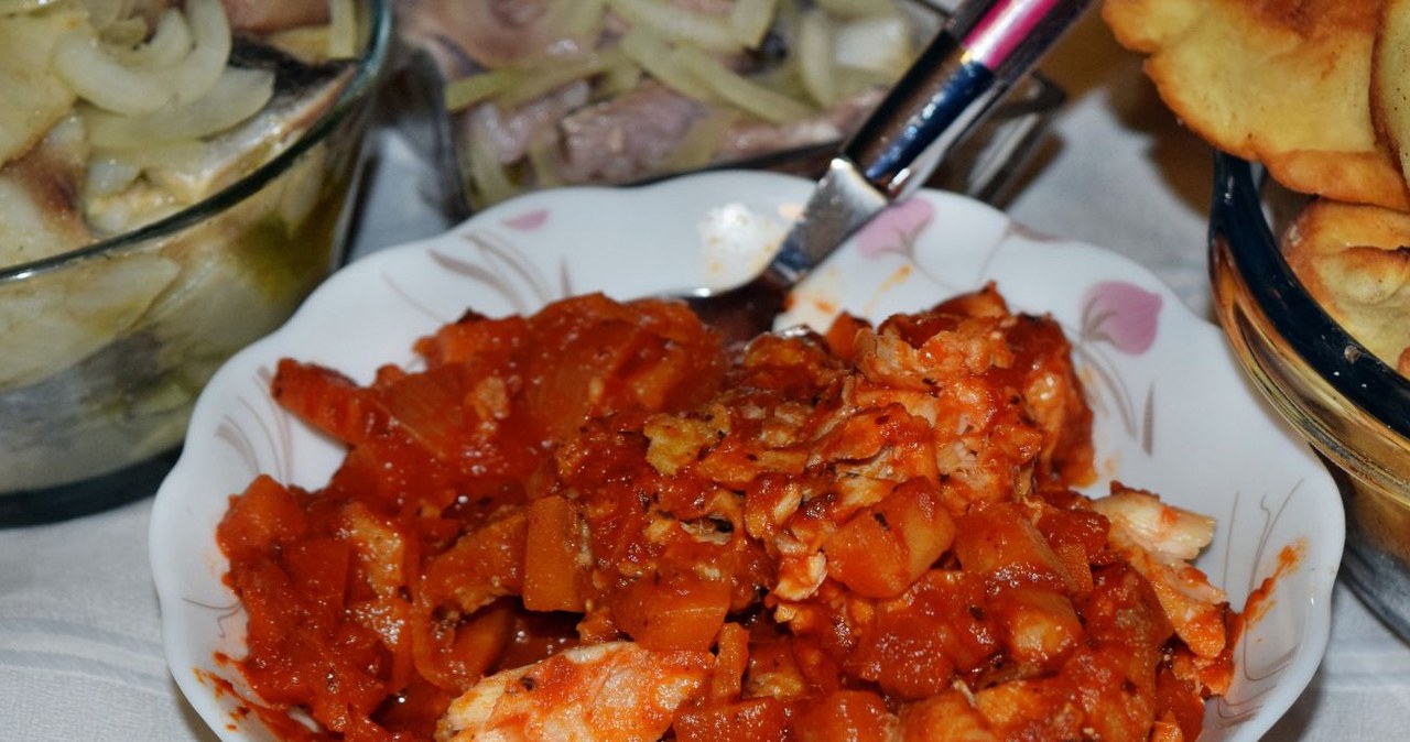 Wbrew swojej nazwie ryba po grecku jest daniem polskim, pojawiającym się m.in. na wigilijnym stole. /adam88x /Canva Pro