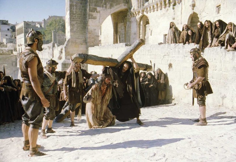 Wbrew tradycji, Jezus nie niósł całego krzyża, a jedynie poprzeczną belkę. N/z. Scena z filmu "Pasja" /Philippe Antonello /East News