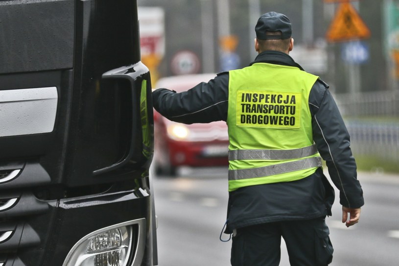 Wchodzi zakaz dla pewnej grupy kierowców. Ciężarówki nie wyjadą na drogi /Piotr Jędzura /East News