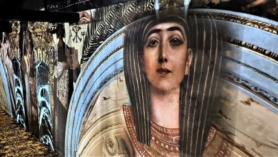"Wchodzimy w świat króla secesji". Immersyjna wystawa Klimta w Paryżu