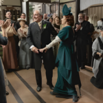 Wciągają od pierwszego odcinka. Najlepsze seriale kostiumowe podobne do "Akacjowej 38" 