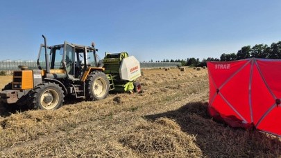 Wciągnęła go prasa do słomy. Tragedia w Łódzkiem