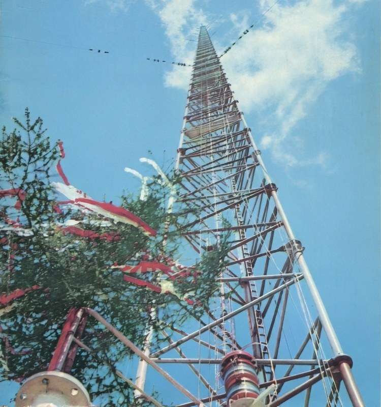 Wciągnięcie wiechy na maszt w Konstantynowie, 1974 rok. Zdjęcie z okładki "Młodego Technika" /R. Kreyser/Wikimedia Commons/Domena publiczna /