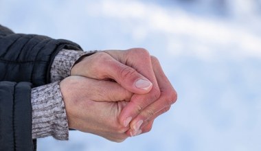 Wciąż marzną ci dłonie? Zrób to, nim włożysz rękawiczki, a poczujesz różnicę